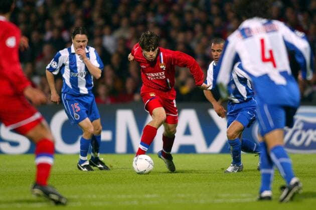 Juninho (li., Lyon) gegen Costinha (FC Porto) Fußball EC 1 Herren Champions League 2003 2004, Olympique Lyonnais - FC Porto 2:2, OL, Viertelfinale, Vdig Gruppe Lyon Dynamik,  