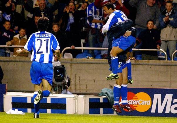 Fran (re.) feiert in den Armen von Albert Luque (Mitte), Juan Carlos Valeron (alle La Coruna) eilt hinzu Fußball EC 1 Herren Champions League 2003 2004, Viertelfinale, Deportivo La Coruna Gruppe La Coruna, Alberto Martos Glück, Begeisterung, Freude,  