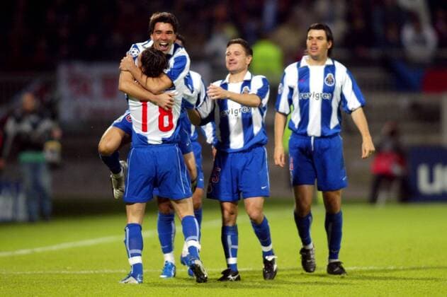 Torjubel FC Porto: Deco (oben) in den Armen von Nuno Ribeiro Maniche, Nuno Valente (re.) und Dimitri Alejnitschew kommen hinzu Fußball EC 1 Herren Champions League 2003 2004, Lyon - FC Porto 2:2, Viertelfinale, Vdig Gruppe Lyon Freude,  