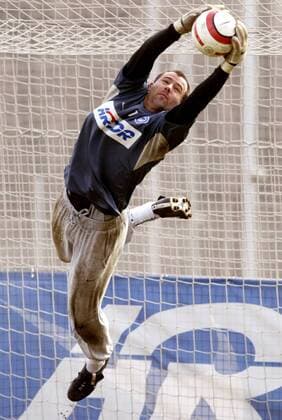 Torwart Gabor Kiraly (Hertha) - Parade Fußball 1. BL Herren Saison 2003 2004, Hertha BSC Berlin, Training Einzelbild Berlin Dynamik,