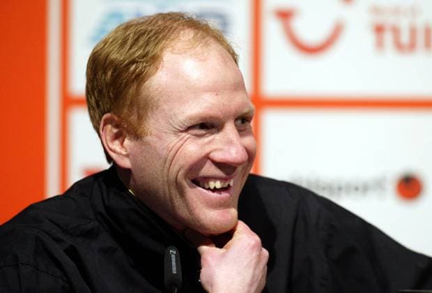 Trainer Matthias Sammer (BVB) gut gelaunt auf der Pressekonferenz Fußball 1. BL Herren Saison 2003 2004, Hannover - Borussia Dortmund 1:1 Einzelbild Hannover Freude,