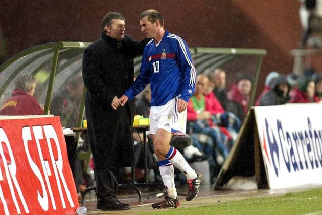 Nationaltrainer Jacques Santini (li.) bedankt sich bei Zinedine Zidane (beide Frankreich) Fußball Länderspiel Herren Länderspiel 2004, Test, Testspiel, Freundschaftsspiel, Nationalmannschaft, Nationalteam Gruppe Brüssel  