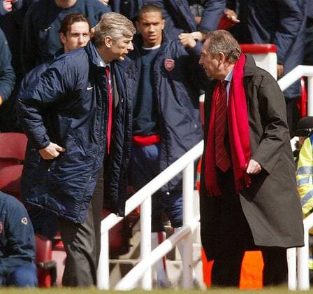 Parlez vous francais? Die Trainerkollegen Arsene Wenger (Arsenal, li.) und Gerard Houllier (Liverpool) können ihre Meinungsverschiedenheiten diskret auf französisch austragen Fußball Herren English Premier League 2003 2004, 1. Englische Liga, FC Arsenal London - FC Liverpool 4:2, Vdig, Gruppe London
