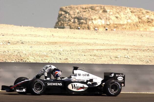 Kimi Räikkönen (Finnland McLaren-Mercedes) bleibt mit seinem Boliden mitten in der Wüste liegen Motorsport Grand Prix Herren Großer Preis von Bahrain 2004, Formel 1 Weltmeisterschaft, F1, F, GP, WM, Vdig Einzelbild Bahrain Racing Circuit Manama