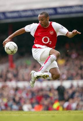 Thierry Henry (Arsenal) setzt sein ganzes Können bei der Annahme des Balles ein Fußball Herren English Premier League 2003 2004, 1. Englische Liga, FC Arsenal London, Vdig, Einzelbild London Dynamik, Höhe,