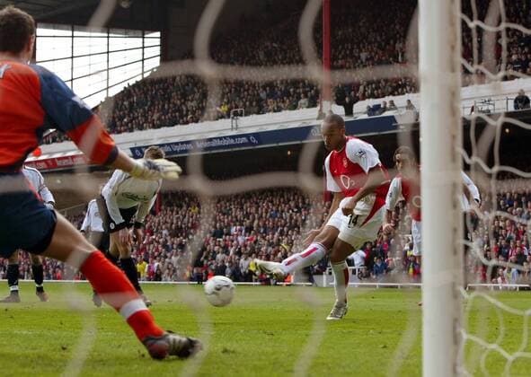 Torschütze Thierry Henry (Arsenal, re.) erzielt die 3:2-Führung Fußball Herren English Premier League 2003 2004, 1. Englische Liga, FC Liverpool, Vdig, Gruppe London Dynamik,
