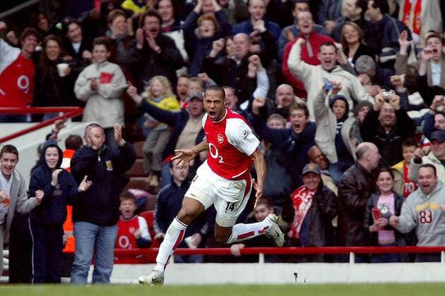 Thierry Henry (Arsenal) - Torjubel Fußball Herren English Premier League 2003 2004, 1. Englische Liga, FC Arsenal London Einzelbild Symbol, Feature London Freude, Begeisterung,