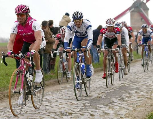 Steffen Wesemann (Deutschland T Mobile, li.) auf dem steinigen Weg von Paris nach Roubaix Radsport Herren Paris - Roubaix 2004, Straßenradsport, Straße, Rad, Vdig Gruppe