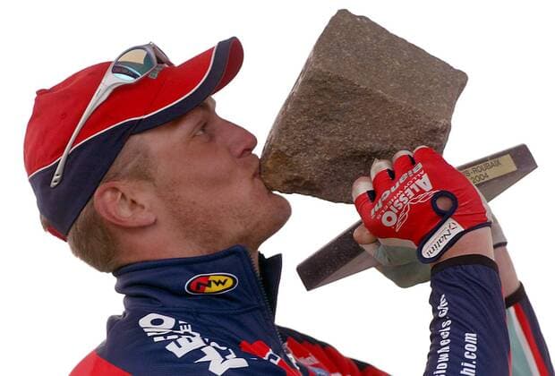 Magnus Backstedt (Schweden Alessio Bianchi) küßt als Sieger von Paris - Roubaix 2004 den Pokal in Form eines Pflastersteins Radsport Herren Paris - Roubaix 2004, Straßenradsport, Straße, Rad, Vdig Einzelbild Pflasterstein, Siegerehrung Freude,