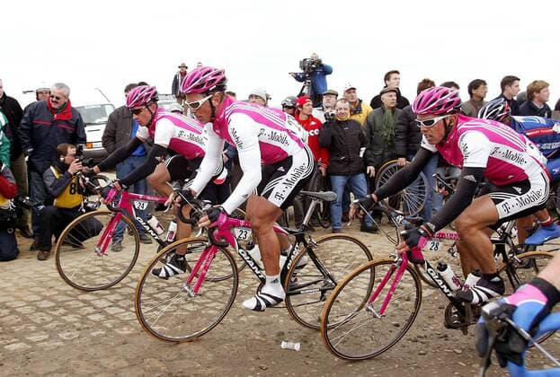 Eric Baumann (Mitte), Stephan Schreck (beide Deutschland, re.) und Sergej Ivanov (Rußland alle T Mobile) Radsport Herren Paris - Roubaix 2004, Straßenradsport, Straße, Rad, Vdig Gruppe