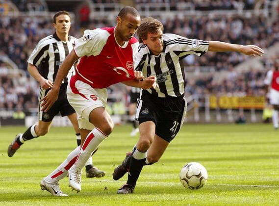 Thierry Henry (Arsenal, li.) gegen Jonathan Woodgate (Newcastle) Fußball Herren English Premier League 2003 2004, 1. Englische Liga, Newcastle United - FC Arsenal London 0:0 Gruppe Newcastle Dynamik, Kampf,