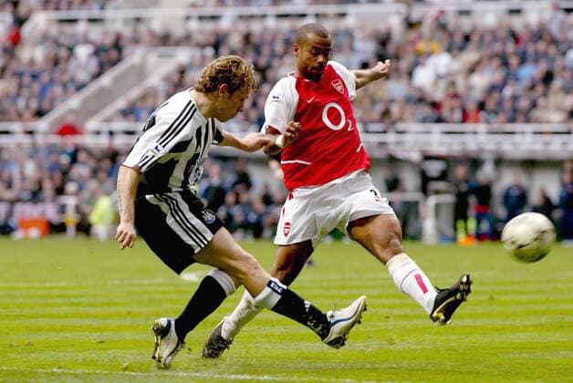 Ashley Cole (Arsenal, re.) gegen Craig Bellamy (Newcastle) Fußball Herren English Premier League 2003 2004, 1. Englische Liga, Newcastle United - FC Arsenal London 0:0 Gruppe Newcastle Dynamik,