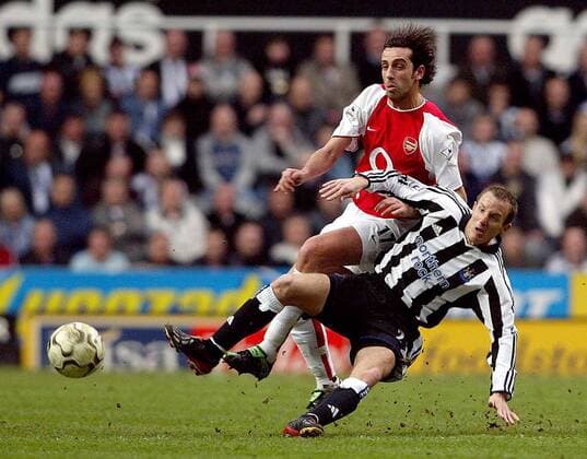 Edu (Arsenal, li.) gegen Lee Bowyer (Newcastle) Fußball Herren English Premier League 2003 2004, 1. Englische Liga, Newcastle United - FC Arsenal London 0:0 Gruppe Newcastle Dynamik, Kampf,