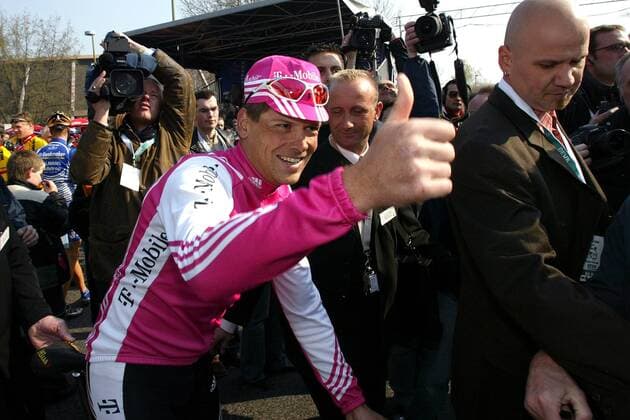 Jan Ullrich (Deutschland T Mobile) - thumbs up Radsport Herren Rund um Köln 2004, Straßenradsport, Straße, Rad, Vdig Einzelbild Köln Freude