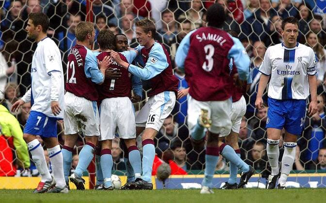 Torjubel Aston Villa, re. John Terry (Chelsea) enttäuscht Fußball Herren English Premier League 2003 2004, 1. Englische Liga, Aston Villa FC - Chelsea FC London 3:2, Vdig Gruppe Birmingham Freude, Enttäuschung