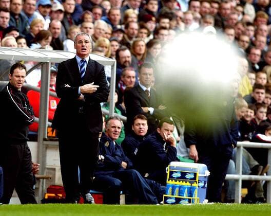 Trainer Claudio Ranieri (Chelsea) verfolgt gebannt den Weg des Balles Fußball Herren English Premier League 2003 2004, 1. Englische Liga, Chelsea FC London, Vdig Einzelbild Birmingham Spannung