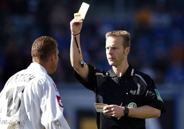 Schiedsrichter Peter Gagelmann zeigt Marcelo Pletsch (Gladbach) die Gelbe Karte Fußball 1. BL Herren Saison 2003 2004, Rostock - Borussia Mönchengladbach 1:2 Gruppe Rostock