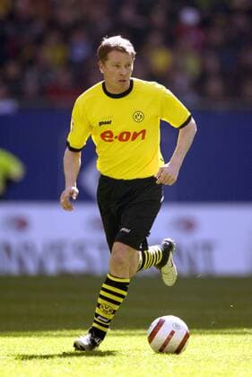Stefan Reuter (BVB) am Ball Fußball 1. BL Herren Saison 2003 2004, Hamburg - Borussia Dortmund 0:2, Vdig Einzelbild Hamburg Dynamik,