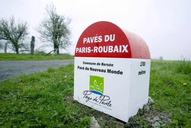 Aufwendige Streckenkennzeichnung beim Rennklassiker Paris - Roubaix Radsport Herren Paris - Roubaix 2004, Straßenradsport, Straße, Rad Einzelbild