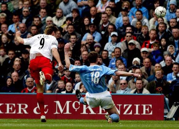 James Beattie (Southampton, li.) gegen Michael Tarnat (Manchester City) Fußball Herren English Premier League 2003 2004, 1. Englische Liga, Manchester City - FC Southampton 1:3, Vdig Gruppe Manchester Dynamik,