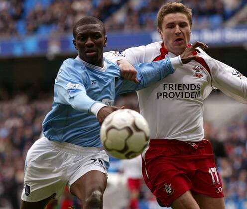 Shaun Wright-Phillips (Manchester City, li.) gegen Marian Pahars (Southampton) Fußball Herren English Premier League 2003 2004, 1. Englische Liga, Manchester City - FC Southampton 1:3, Vdig Gruppe Manchester Dynamik,