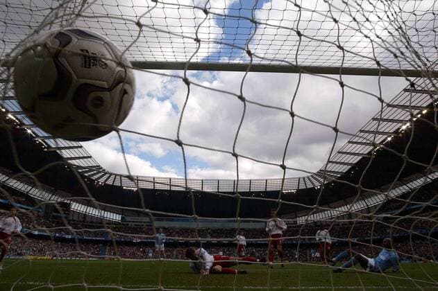 Der Ball zappelt im Netz: Anelka (Manchester City) erzielt im City of Manchester Stadium in der Partie gegen Southampton den Anschlußtreffer zum 1:2 Fußball Herren English Premier League 2003 2004, 1. Englische Liga, Manchester City - FC Southampton 1:3, Vdig Totale City of Manchester Stadium Manchester