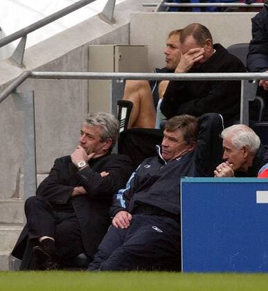 Trainer Kevin Keegan (Manchester City, li.) nachdenklich auf der Bank Fußball Herren English Premier League 2003 2004, 1. Englische Liga, Manchester City, Vdig Gruppe Manchester Nachdenklichkeit,