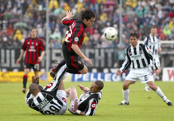 Kaka (Milan, Mitte) kommt gegen Texeira de Souza Juarez (li.) und Bruno Cirillo (beide Siena) zu Fall Fußball Herren Serie A 2003 2004, 1. Italienische Liga, AC Siena - AC Mailand 1:2, Vdig Gruppe Siena Dynamik, Kampf,