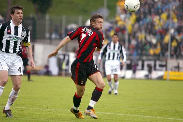 Andrej Schewtschenko (Milan) am Ball, daneben: Michele Mignani (Siena) Fußball Herren Serie A 2003 2004, 1. Italienische Liga, AC Siena - AC Mailand 1:2, Vdig Gruppe Siena Dynamik,