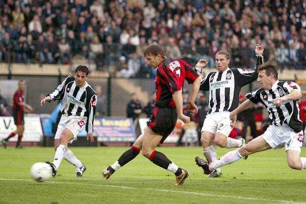 Andrej Schewtschenko (Milan, 2.v.li.) erzielt das 0:1, Michele Mignani (re.) und Leandro Cufre (beide Siena, 2.v.li.) kommen zu spät Fußball Herren Serie A 2003 2004, 1. Italienische Liga, AC Siena - AC Mailand 1:2, Vdig Gruppe Siena Dynamik, Überlegenheit,