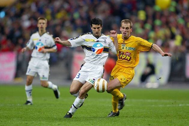 Pierre Alain Frau (Sochaux, li.) gegen Mathieu Berson (Nantes) Fußball Herren Coupe de la Ligue 2003 2004, Französischer Ligapokal, Finale, Endspiel, Vdig Gruppe Paris Dynamik,  