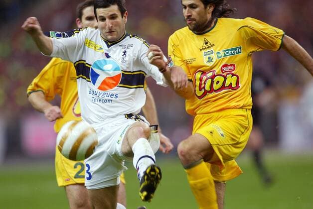 Pierre Alain Frau (Sochaux, li.) gegen Mario Yepes (Nantes) Fußball Herren Coupe de la Ligue 2003 2004, Französischer Ligapokal, Finale, Endspiel, Vdig Gruppe Paris Dynamik,  