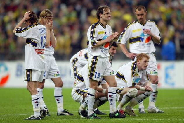 Gemeinsames Bangen der Spieler von Sochaux beim Elfmeterschießen, u.a.: Philippe Raschke (Mitte) Fußball Herren Coupe de la Ligue 2003 2004, Französischer Ligapokal, Finale, Endspiel, Vdig Gruppe Paris  