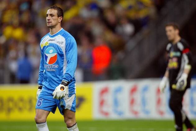 Torwart Teddy Richert (Sochaux) auf dem Weg in seinen Kasten Fußball Herren Coupe de la Ligue 2003 2004, Französischer Ligapokal, Finale, Endspiel, Vdig Einzelbild Paris  