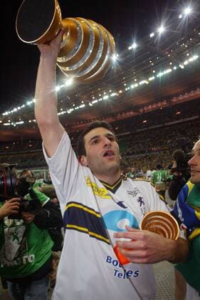 Pierre Alain Frau (Sochaux) präsentiert stolz den Ligapokal 2003 2004 Fußball Herren Coupe de la Ligue 2003 2004, Französischer Ligapokal, Finale, Endspiel, Vdig Einzelbild Paris Freude,  