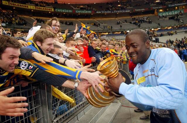 Torwart Gerard Gnanhouan (Sochaux) feiert mit den Fans den Gewinn des Ligapokals 2003 2004 Fußball Herren Coupe de la Ligue 2003 2004, Französischer Ligapokal, Finale, Endspiel, Vdig Totale Paris Freude,  
