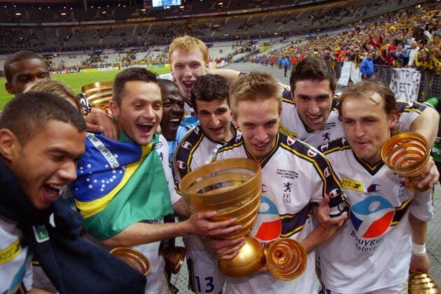 Benoit Pedretti (3.v.re.) feiert mit seinen Mitspielern den Gewinn des Ligapokals 2003 2004, u.a. mit Pierre Alain Frau (4.v.re.), Maxence Flachez (2.v.re.) und Francileudo dos Santos Silva (alle Sochaux, 2.v.li.) Fußball Herren Coupe de la Ligue 2003 2004, Französischer Ligapokal, Finale, Endspiel, Vdig Gruppe Paris Freude,  