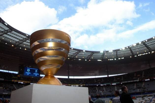 Die Trophäe des Coupe de la Ligue: Der französische Ligapokal Fußball Herren Coupe de la Ligue 2003 2004, Französischer Ligapokal, Finale, Endspiel, Vdig Einzelbild Paris  