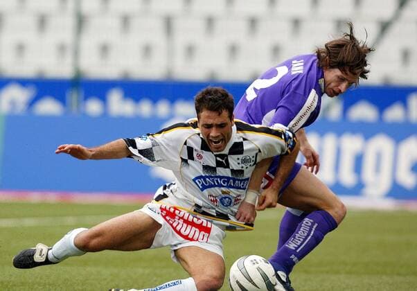 Ekrem Dag (Sturm Graz, li.) wird von Christoph Jank (Salzburg) gefoult Fußball Herren tmobileBundesliga 2003 2004, 1. Österreichische Liga Gruppe Salzburg Dynamik, Kampf,