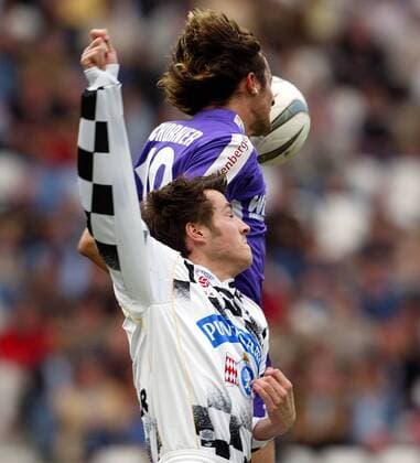Herbert Rauter (Sturm Graz, vorn) gegen Markus Scharrer (Salzburg) Fußball Herren tmobileBundesliga 2003 2004, 1. Österreichische Liga Gruppe Salzburg Dynamik,