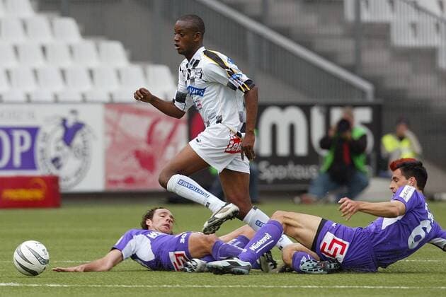 Amadou Rabihou (Sturm Graz, Mitte) überwindet Markus Scharrer (li.) und Paul Scharner (beide Salzburg) Fußball Herren tmobileBundesliga 2003 2004, 1. Österreichische Liga Gruppe Salzburg Dynamik, Kampf,