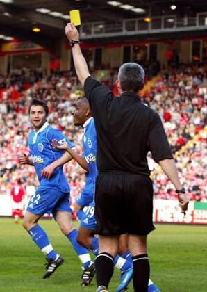 Clinton Morrison (Mitte) und Damien Johnson (beide Birmingham) amüsieren sich über die gelbe Karte von Schiedsrichter Foy Fußball Herren English Premier League 2003 2004, 1. Englische Liga, Charlton - Birmingham City 1:1, Vdig Gruppe Charlton