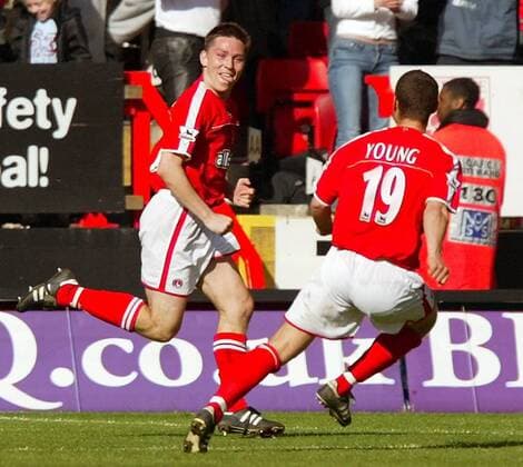 Torschütze Matt Holland (li.) und Luke Young (beide Charlton) freuen sich über den Ausgleichstreffer zum 1:1 Fußball Herren English Premier League 2003 2004, 1. Englische Liga, Charlton Athletic, Vdig Gruppe Charlton Freude,