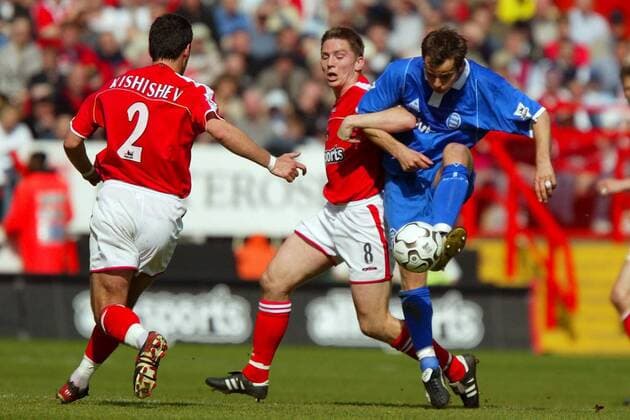 Stephen Clemence (Birmingham, re.) gegen Matt Holland (Mitte) und Radostin Kishishev (beide Charlton) Fußball Herren English Premier League 2003 2004, 1. Englische Liga, Charlton Athletic - Birmingham City 1:1, Vdig Gruppe Charlton Dynamik,