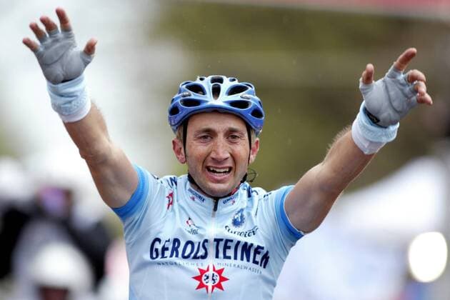 Sieger Davide Rebellin (Italien Gerolsteiner) - Siegesjubel Radsport Herren Amstel Gold Race 2004, Straßenradsport, Straße, Rad Einzelbild Limburg Glück, Freude, Begeisterung,