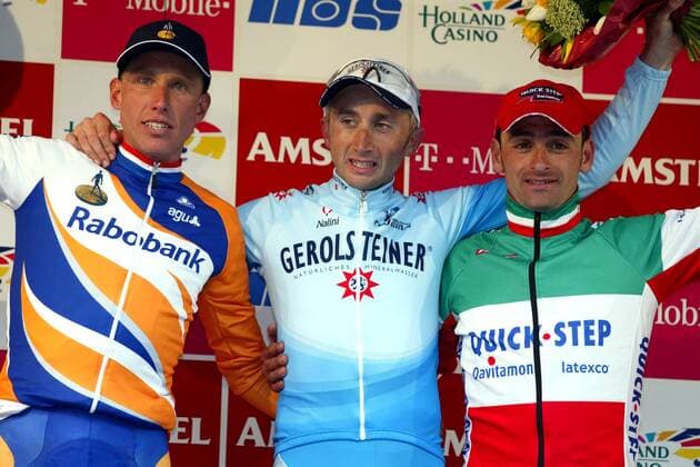 Siegerehrung, v.li.: Michael Boogerd (Niederlande Rabobank), Sieger Davide Rebellin (Gerolsteiner) und Paolo Bettini (beide Italien Quick Step-Davitamon) Radsport Herren Amstel Gold Race 2004, Straßenradsport, Straße, Rad Gruppe Limburg Freude, Begeisterung,