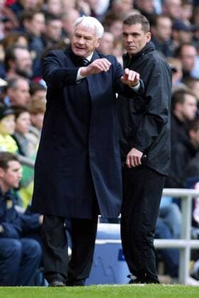 Trainer Sir Bobby Robson (Newcastle) gibt Anweisungen Fußball Herren English Premier League 2003 2004, 1. Englische Liga, Newcastle United, Vdig Gruppe Birmingham