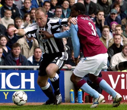 Alan Shearer (Newcastle, li.) gegen Jay Lloyd Samuel (Aston Villa) Fußball Herren English Premier League 2003 2004, 1. Englische Liga, Aston Villa FC - Newcastle United 0:0, Vdig Gruppe Birmingham Dynamik,