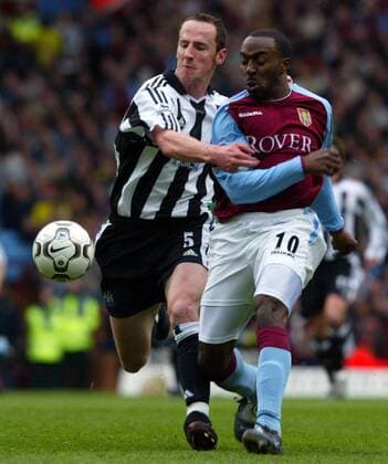 Andy O Brien (Newcastle, li.) gegen Darius Vassell (Aston Villa) Fußball Herren English Premier League 2003 2004, 1. Englische Liga, Aston Villa FC - Newcastle United 0:0, Vdig Gruppe Birmingham Dynamik,
