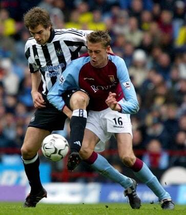 Jonathan Woodgate (Newcastle, li.) gegen Peter Crouch (Aston Villa) Fußball Herren English Premier League 2003 2004, 1. Englische Liga, Aston Villa FC - Newcastle United 0:0, Vdig Gruppe Birmingham Dynamik,